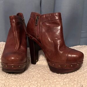 UGG Ambrogia Brown leather Heeled Boots with Block Heel and Side Zipper